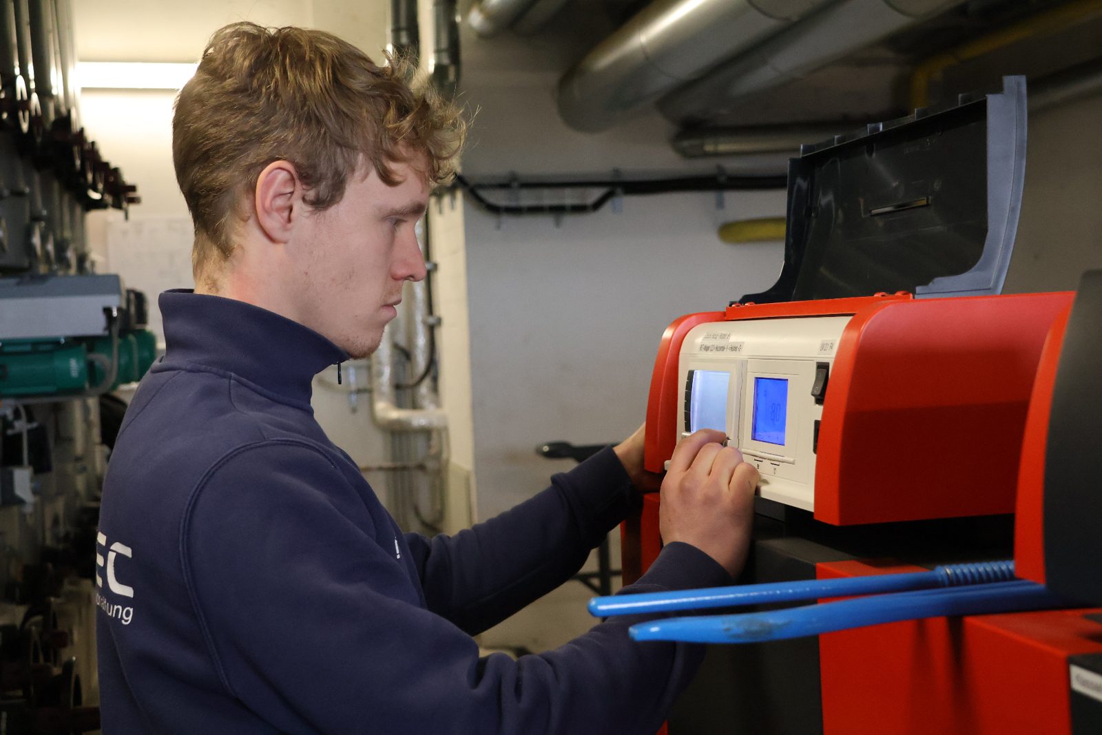 INSTATEC-Servicetechniker prüft eine elektrotechnische Anlage