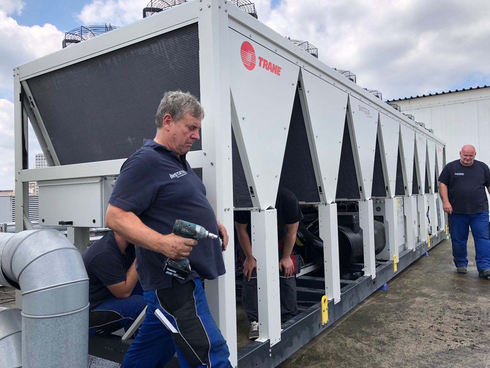 INSTATEC-Servicetechniker an einer Kälteanlage auf dem Dach